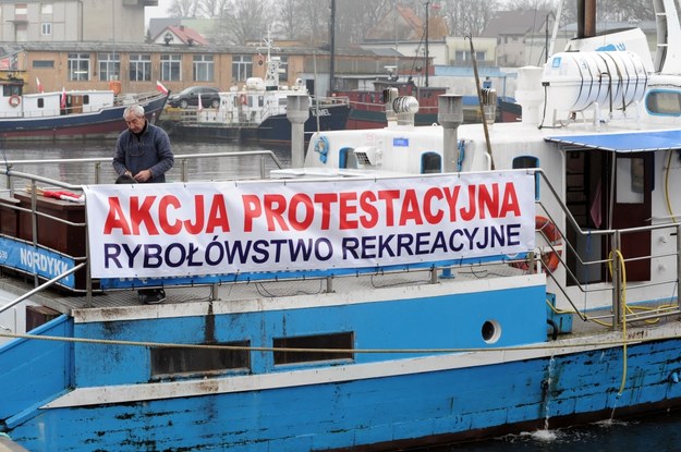 W ramach protestu 25 listopada zeszłego roku 92 morskie jednostki wędkarskie przez dwie godziny blokowały porty na środkowym Pomorzu / 	Marcin Bielecki    /PAP