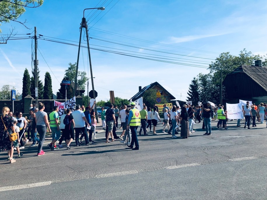 W ramach protestu mieszkańcy Mileszek i Brzezin blokowali ruch na ul. Pomorskiej w Łodzi /Agnieszka Wyderka /RMF FM