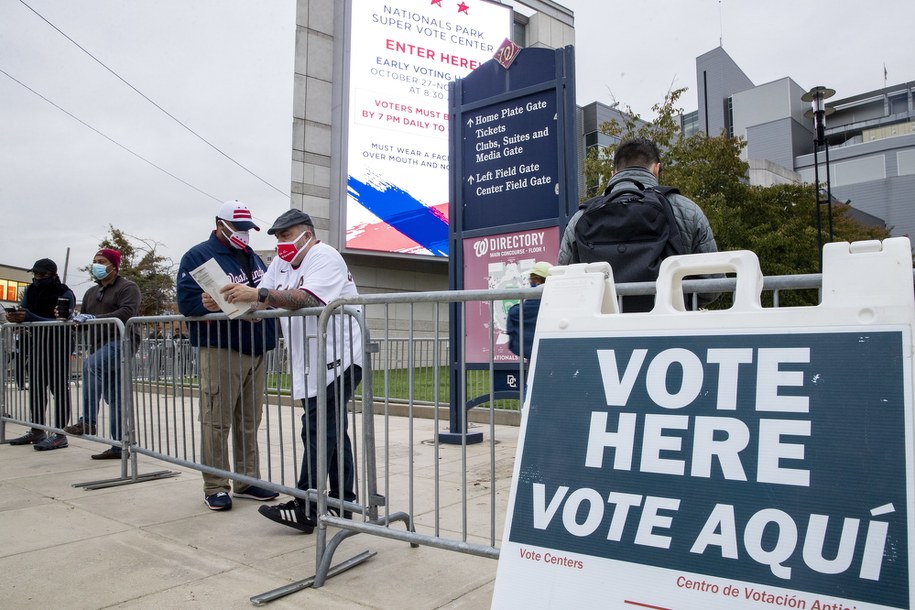 W ramach wczesnego głosowania swój głos oddało już ponad 80 milionów Amerykanów /SHAWN THEW    /PAP/EPA