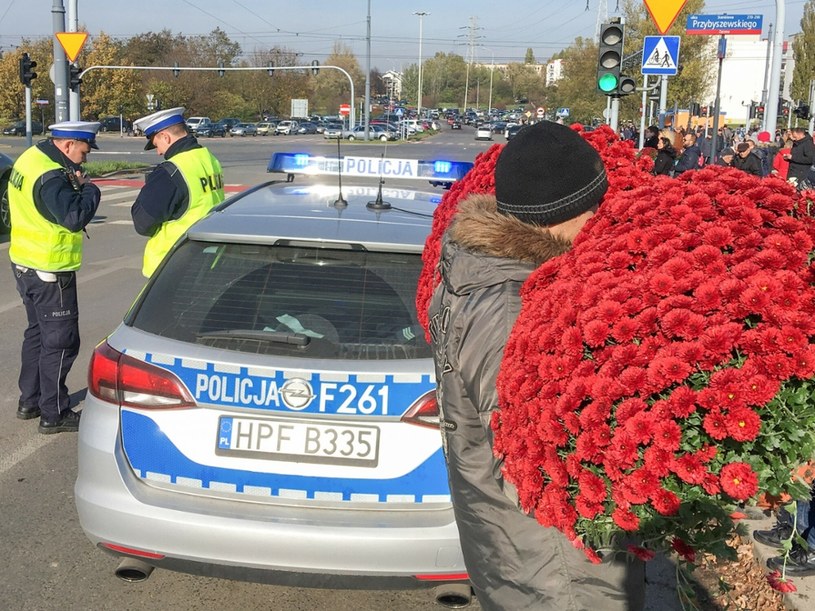 W rejonie cmentarzy kierowcy muszą się spodziewać zmian w organizacji ruchu, obecności policji i wzmożonego ruchu pieszych /Piotr Kamionka /Reporter