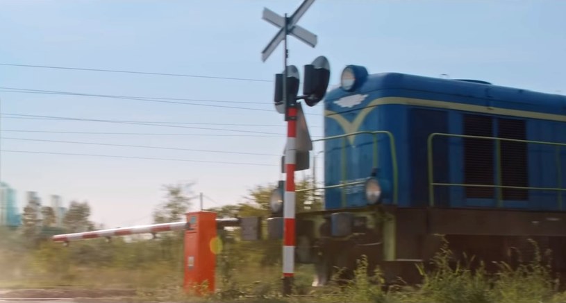 W reklamie to pociąg ma zamknięty przejazd. PKP sugeruje jednak, że polscy kierowcy mogą nie wiedzieć, że to fikcja /Informacja prasowa