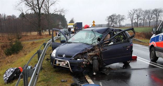 W renault zginęła 29-letnia kobieta /Informacja prasowa