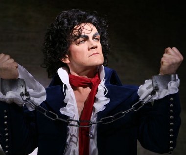 W repertuarze ma piosenki legionowe, AK-owskie, harcerskie, lwowskie, wileńskie, hiszpańskie, rosyjskie i żydowskie.