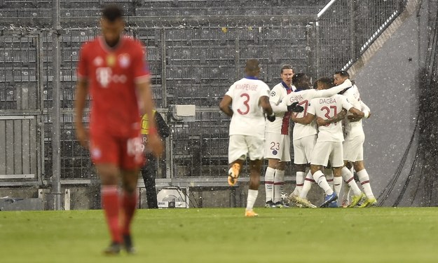 W rewanżowym spotkaniu z PSG, piłkarze Bayernu będą musieli sobie poradzić bez Roberta Lewandowskiego /LUKAS BARTH-TUTTAS /PAP/EPA