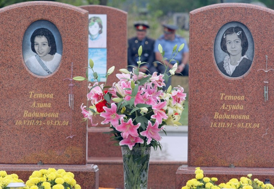 W rezultacie ataku terrorystycznego i szturmu zginęło ponad 330 osób, większość tych ofiar - 186 - stanowiły dzieci. /Belousov Vitaly /PAP/ITAR-TASS