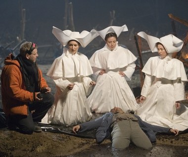 W reżyserskim dossier Kenneth Branagh ma także nietypowy projekt - filmową wersję opery Mozarta  "Czarodziejski flet". Brytyjczyk postanowił uwspółcześnić klasyczny utwór i opowiedział muzyczną historię w scenografii I wojny światowej.

Libretto opery zostało przetłumaczone na język angielski przez znanego angielskiego aktora i przyjaciela Branagha - Stephena Fry'a ("Gosford Park"). Kosztujący 27 milionów dolarów film był pierwszym flirtem z Mozartem specjalizującego się w ekranizacjach sztuk Williama Szekspira reżysera.