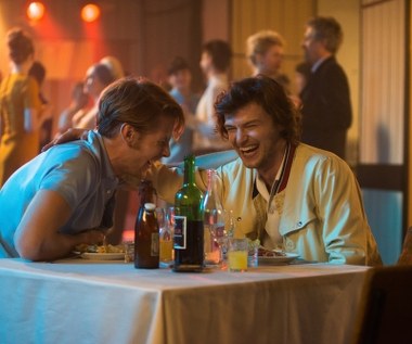 W rolę Banasia w jego filmie wcielił się Mateusz Kościukiewicz ("Wszystko co kocham", "Bilet na księżyc"), któremu partneruje Sebastian Fabijański, znany m.in. z wielkiego hitu Patryka Vegi - "Pitbull. Niebezpieczne kobiety"
