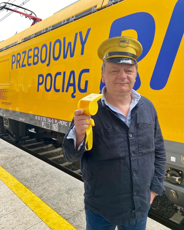 W rolę konduktora wcielił się Tomasz Olbratowski /RMF FM