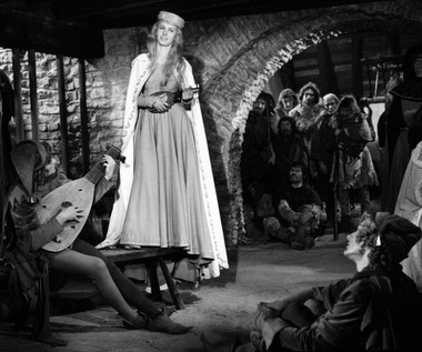 W roli Danusi zobaczyliśmy na ekranie mało znaną aktorkę Grażynę Staniszewską.
Reżyserowi Aleksandrowi Fordowi zależało bowiem na nowych, mało opatrzonych twarzach. Staniszewska nie musiała nawet zabiegać o rolę. To do niej się zgłoszono. -

"Danusia musiała mieć jakąś twarz, czyjąś sylwetkę. Użyczyłam jej swojej, i na tym właściwie kończył się mój aktorski wkład" - mówiła po latach. Chociaż w niektórych scenach aktorka w długiej blond peruce czuła się jak w futrzanej czapce na pustyni, praca na planie przebiegała gładko. "Ford niczego nie narzucał, odzywał się tylko, gdy był z czegoś niezadowolony" - wspominała.