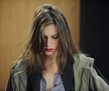 W roli głównej zobaczymy niezwykle utalentowaną  modelkę Marine Vacth. Jej uroda i talent wywarły na krytykach tak piorunujące wrażenie, że obwołali ją następczynią młodej Nastassji Kinski. "Młoda i piękna" to dzieło docenione nie tylko ze względu na wysokiej klasy aktorstwo.