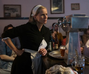 W roli matki Jana Banasia zobaczymy w "Gwiazdach" Magdalenę Cielecką. Aktorkę najbardziej uwiódł fakt, że mogła zagrać matkę i dojrzałą kobietę.

Gdy po raz pierwszy widzimy Cielecką w "Gwiazdach", jej bohaterka ma 25 lat. Pod koniec produkcji gra 60-latkę.

 