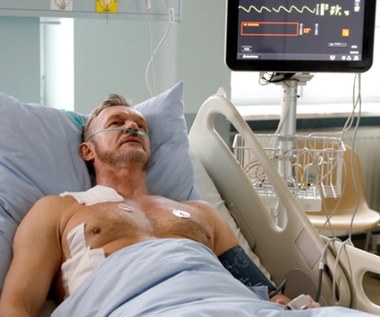 "W roli pacjenta czułem się wygodnie - takie role lubię. Leży sobie człowiek cały dzień i udaje, że śpi, podczas gdy koledzy wokół się męczą" - przyznaje z uśmiechem.