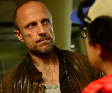 W roli policjanta Jacka Sokolskiego, który z determinacją próbuje rozwikłać tajemnicę skrywaną przez głównego bohatera zobaczymy Łukasza Simlata („Karbala”, „Moje córki krowy”, „Krew z krwi”).