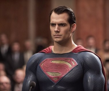 W roli Supermana Cavilla oglądaliśmy też w kolejnym dziele Snydera: "Batman v Superman: Świt sprawiedliwości". Niestety, jak zauważył recenzent Interii, "aktorzy grają [tu] na granicy karykatury". "Cavill przez większość seansu pozostaje jedynie ożywionym posągiem, ale kiedy daje upust emocjom, staje się histeryczny" - notował Piotr Mirski. Jako "plastikowego" określił zaś Adrian Luzar następnego Supermana Cavila w filmie  "Liga Sprawiedliwości".