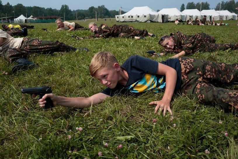 W Rosji od lat oswaja się coraz młodsze dzieci z bronią w ramach "patriotycznych obozów". Już przed wojną w Ukrainie pod płaszczem nauki umiejętnosci obronnych i survivalu, poropagowało się tam nacjonalistyczne i imperialne poglądy wśród najmłodszych. Teraz ich znaczenie tylko wzrosło