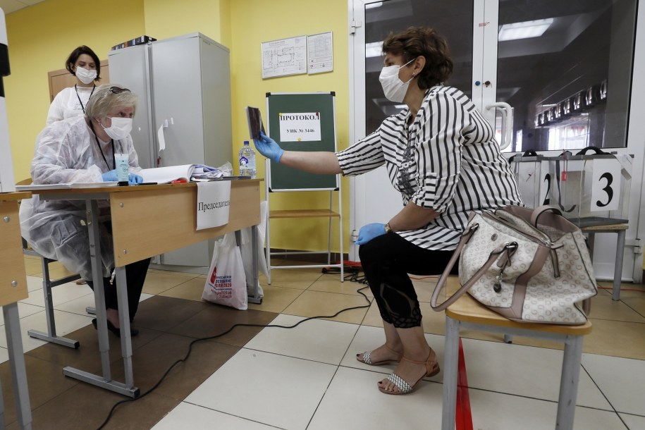 W Rosji rozpoczęło się przedterminowe głosowanie nad poprawkami do konstytucji /MAXIM SHIPENKOV    /PAP/EPA