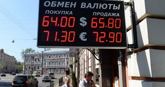 W Rosji zakazano wywieszania w witrynach kantorów kursów walut (zdj. ilustracyjne) /AFP