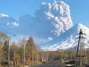 W Rosji znów wybuchł wulkan. Bezimienny szaleje na Kamczatce!