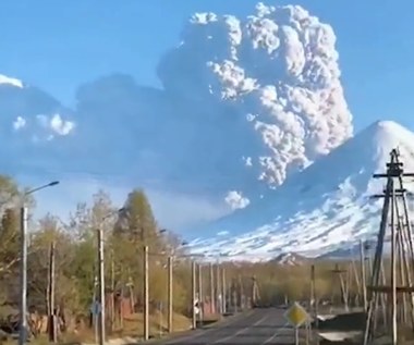 W Rosji znów wybuchł wulkan. Bezimienny szaleje na Kamczatce!