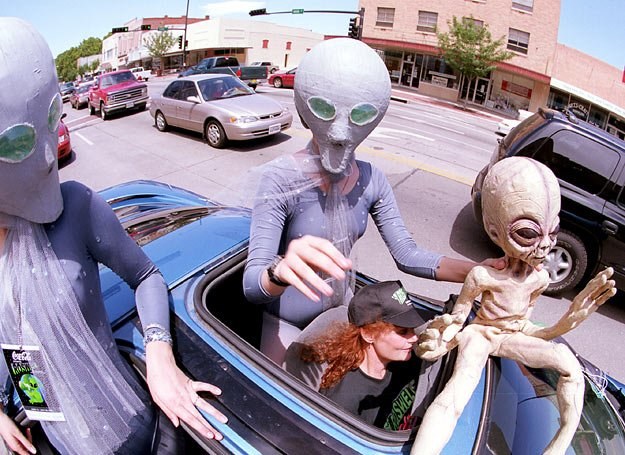 W Roswell w Nowym Meksyku wszyscy już się przyzwyczaili do obecności kosmitów na ulicach /Getty Images/Flash Press Media