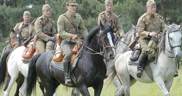 W rotmistrza Witolda Pileckiego wcielił się Marcin Kwaśny (w środku) / fot. Jordan Krzemiński /AKPA