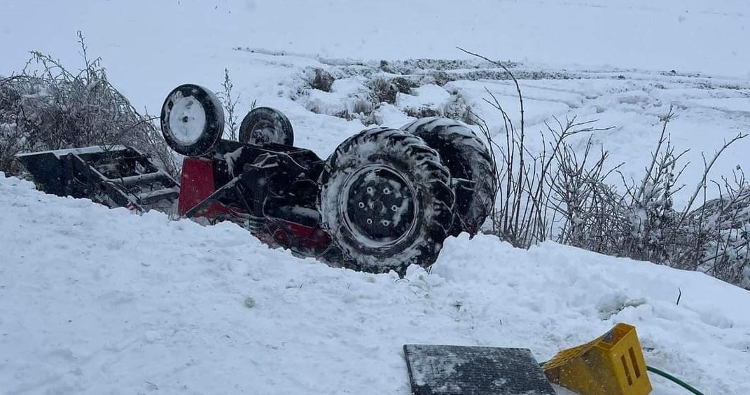 W rowie traktor wywrócił się i przygniótł kierującego nim kierowcę. /KPP Świdnik /Policja