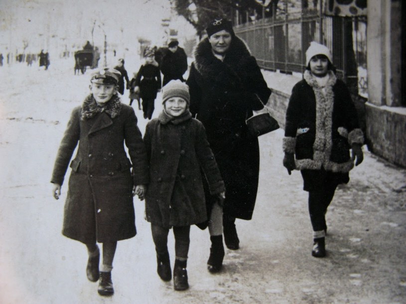 W Równem przed wojną. Od lewej: Ryszard, Halina, matka, Krystyna /Centrum Dokumentacji Zsyłek, Wypędzeń i Przesiedleń Uniwersytetu Pedagogicznego /