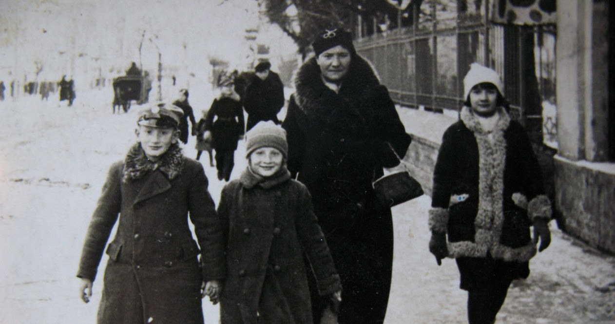 W Równem przed wojną. Od lewej: Ryszard, Halina, matka, Krystyna /Centrum Dokumentacji Zsyłek, Wypędzeń i Przesiedleń Uniwersytetu Pedagogicznego /