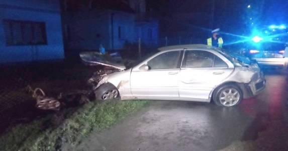 W rozbitym mercedesie kierowca zostawił rannych pasażerów /Policja