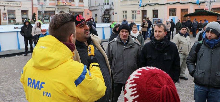 W rozdawaniu choinek pomaga nam zespół Piersi /Jacek Skóra /RMF FM