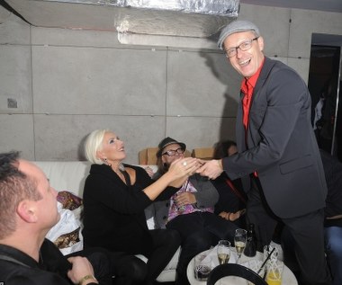 W rozmowie z "Tele Tygodniem" Poniedziałek wyznał, iż o wyborze kariery teatralnej zadecydowała jego fascynacja Korą. Przed laty podczas spotkania z wokalistką zespołu Maanam Jacek dowiedział się, jak bardzo jego idolka fascynuje się teatrem - i w związku z tym i on zaczął się nim interesować.

Jednak Korze zawdzięcza nie tylko to...

"Znajomości tej zawdzięczam też motywację do nauki języka angielskiego, którym ona włada biegle. Mnie udało się, przynajmniej pod tym względem, ją doścignąć" - mówił aktor.

Język angielski przydał się Poniedziałkowi na innym polu artystycznej działalności. Aktor zajmuje się bowiem także tłumaczeniem sztuk teatralnych.