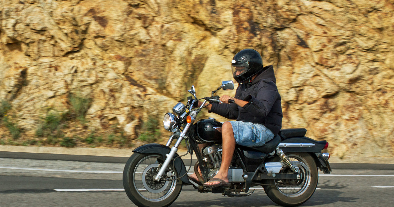 W różnych krajach motocykliści stosują inne gesty na drodze. Większość jest jednak znana wszystkim entuzjastom dwóch kółek. /123RF/PICSEL