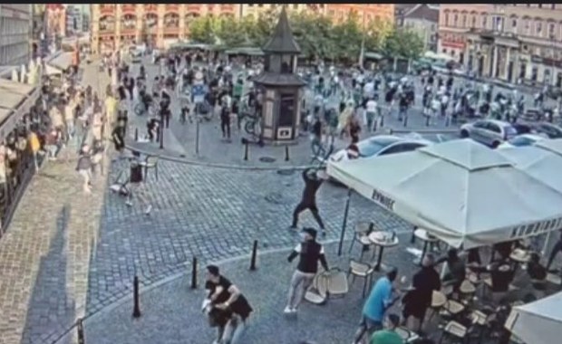 W ruch poszły krzesła i butelki. Zagraniczni kibice starli się we Wrocławiu. FILM