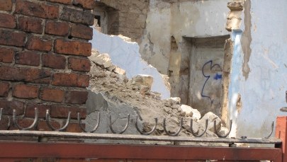 W ruinach domu znaleziono kilkanaście zapalników artyleryjskich