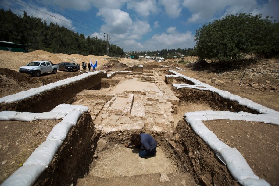 W rumowisku znajdowały się drobinki czerwonego tynku, wskazujące, że ściany kościoła były pokryte freskami /ABIR SULTAN /PAP/EPA