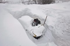 W Rumunii śniegu po dachy domów
