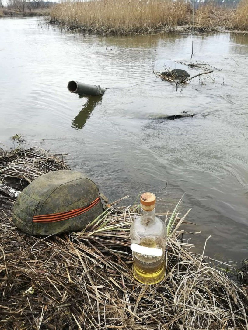 W rzece zatopiony BMP-3, a na brzegu niedopita butelka wódki /Twitter