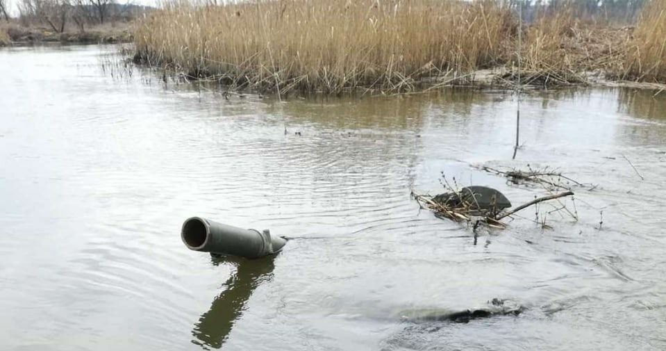 W rzece zatopiony BMP-3, a na brzegu niedopita butelka wódki /Twitter