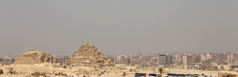 W rzeczywistości piramidy położone są na granicy miasta /123RF/PICSEL