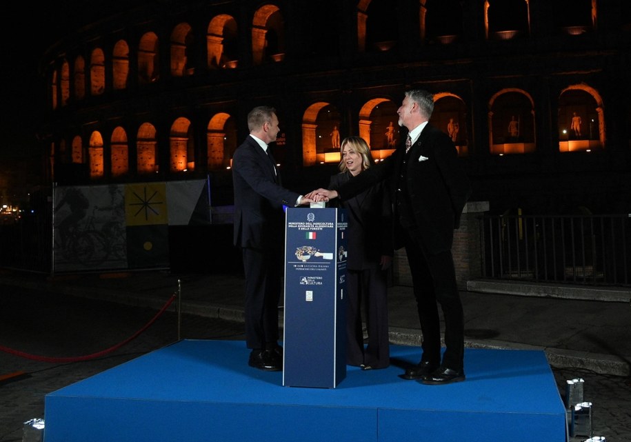 W Rzymie z okazji wpisania włoskiej kuchni na listę dziedzictwa UNESCO podświetlono Koloseum. W uroczystości wzięła udział premier Georgia Meloni /FABIO CIMAGLIA /PAP/EPA