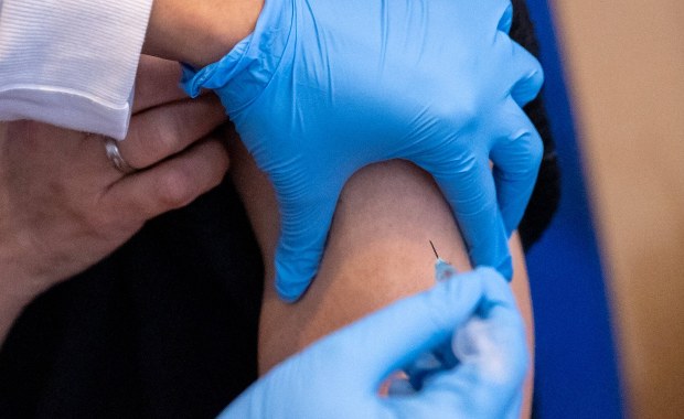 W Saksonii wielogodzinne kolejki do szczepień. Interweniowała policja