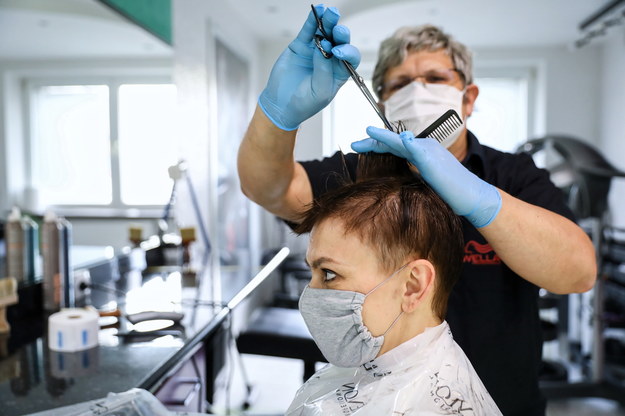 W salonach fryzjerskich obowiązują specjalne środki ostrożności /Rafał Guz /PAP