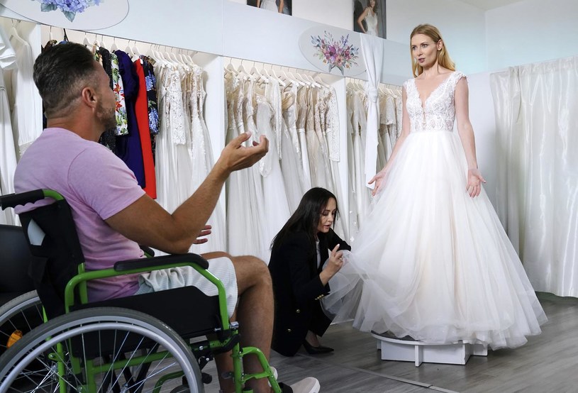 W salonie sukien ślubnych Dominika będzie w siódmym niebie /Źródło: AIM