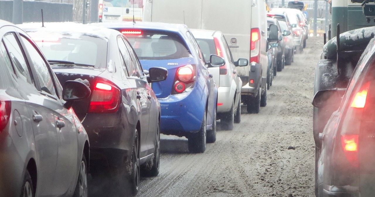 W samochodach benzynowych zmieniać biegi należy przy 2,5-3 tys. obrotów na minutę. W autach z silnikami Diesla - gdy na obrotomierzu zobaczymy ok. 2 tys. obrotów. /Piotr Kamionka/REPORTER /East News