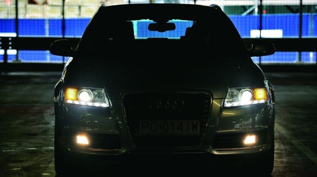 w samochodach rejestrowanych po raz pierwszy od 2010 r. światła pozycyjne tylne, światła obrysowe oraz oświetlenie tablicy rejestracyjnej nie mogą włączać się razem ze światłami dziennymi. /Motor