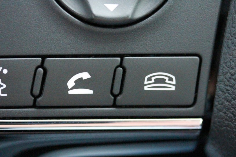 W samochodzie lepiej nie trzymaj smartfona przy uchu. Grozi za to mandat. /123RF/PICSEL
