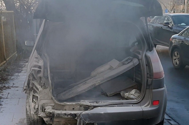 W samochodzie od żaru eksplodowały opony /Straż Miejska m. st. Warszawy /Materiały prasowe