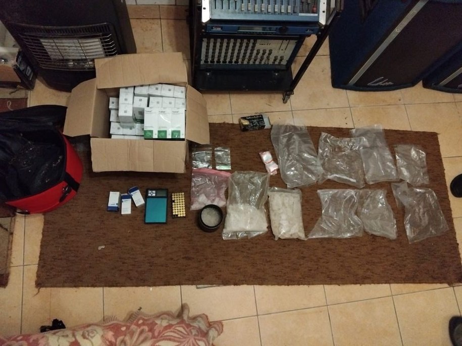 W samochodzie policja znalazła narkotyki, leki opioidowe i amunicję /Policja Nowy Targ /