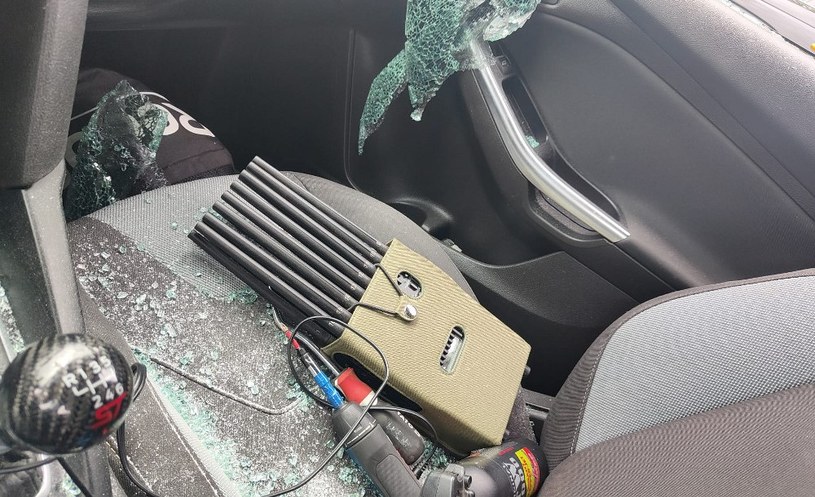 W samochodzie "roboczym" policjanci znaleźli m.in. urządzenie popularnie zwane "gameboyem" oraz zagłuszarki GSM i GPS. /Komenda Stołeczna Policji /