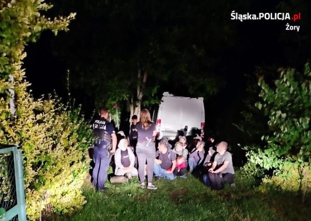 W samochodzie znajdowało się 21 obywateli Syrii /Śląska policja /Policja